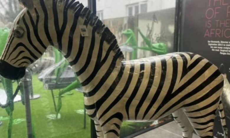 zebra sculpture