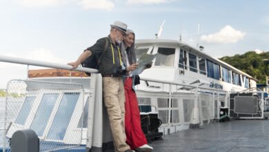 full-shot-couple-traveling-together